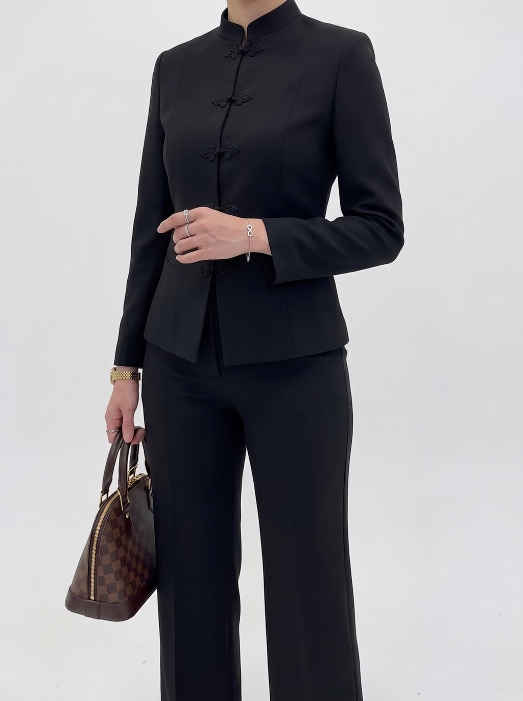 Veste cintrée à col mao et boutons décoratifs